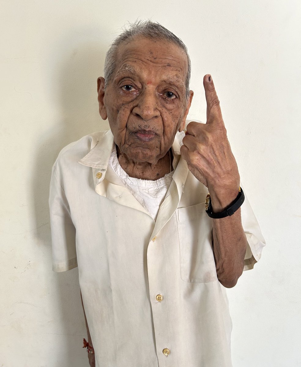 Bengaluru: Veteran RSS Pracharak, Senior Author Ka Shri Nagaraj votes for #LokSabhaElections2024 . He voted in all General Elections of India since 1951-52. A Very Active Participant of Festival of Democracy. #100PercentVoting
