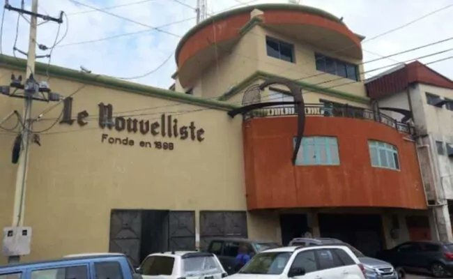 «Grupo de delincuentes haitianos asalta sede del periódico Le Nouvelliste, sustrayendo mobiliario y equipo de impresión» somospueblo.com/grupo-de-delin…