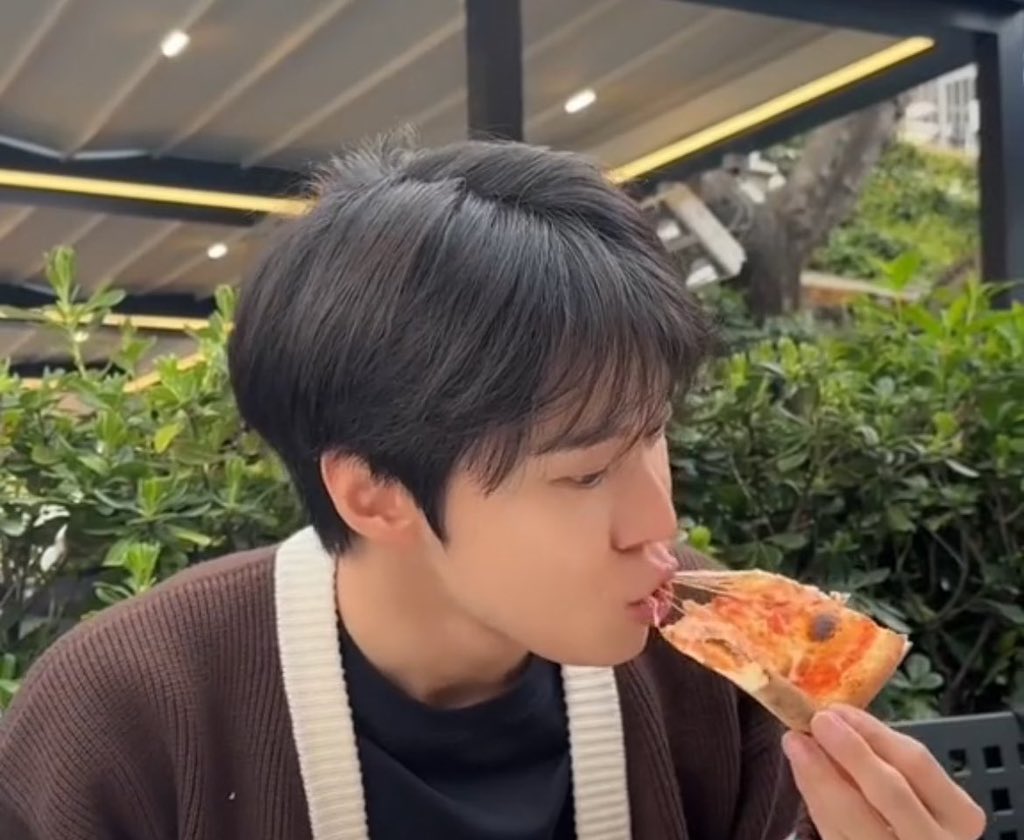 DOYOUNG tweet media