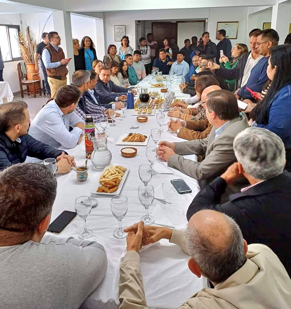 CarolinaMoises's tweet photo. Bienvenido gobernador @QuintelaRicardo a #Jujuy!

Desde la militancia resistimos, con el compromiso confirmado en cada decisión parlamentaria, asumiendo el desafío de la construcción de una unidad sostenida en el respeto. https://t.co/IqSnKOuSEv