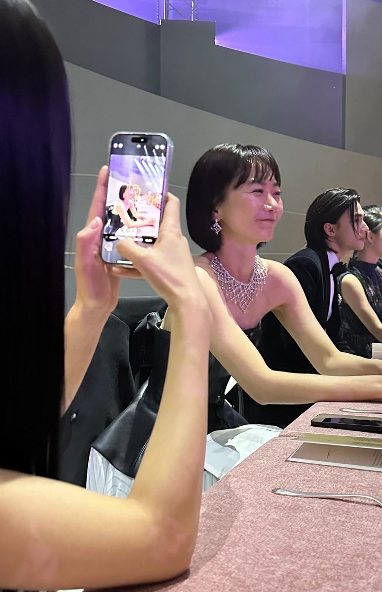 the seating arrangement at cartier event: bp jisoo, actress bae doona, hyunjin ✨✨✨