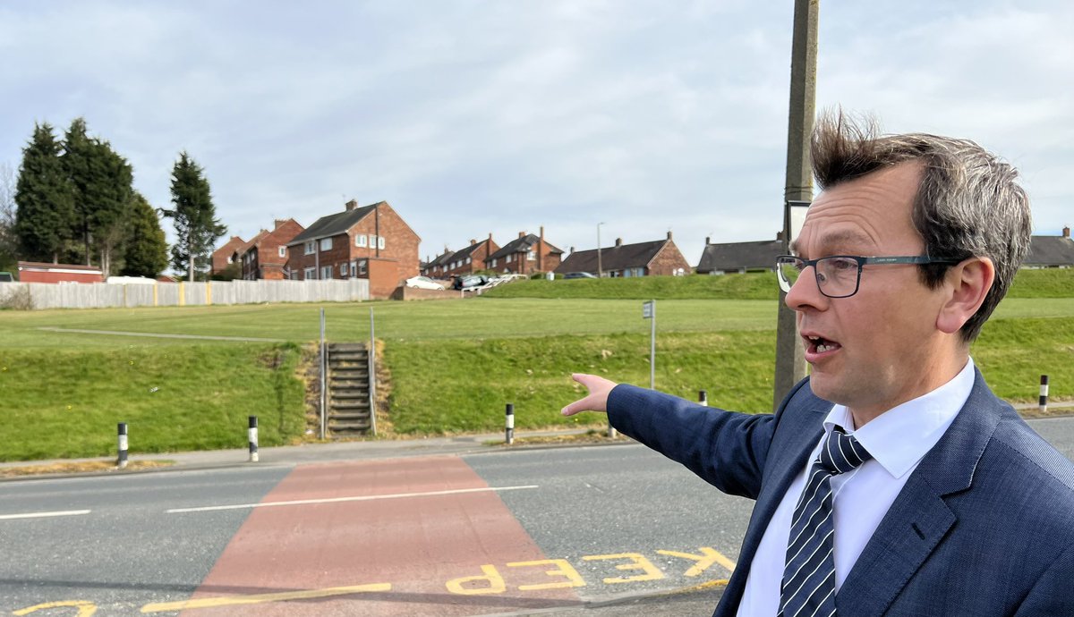 HILLTOP CROSSING UPDATE This crossing is much needed but despite me pressing the Mayor, @MyDoncaster say there’s no money available. Back in April last year I gave you the good news that a private company was paying for a school crossing outside Hilltop in #Edlington.…