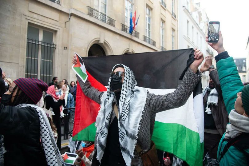 #SciencesPo Mais dans quel pays sommes nous ? comment peut - on autoriser cela ? des gens en #keffieh palestinien qui occupent #SciencesPo en chantant « from the river to the sea » et en exigeant l'#expulsion des étudiants #israéliens '