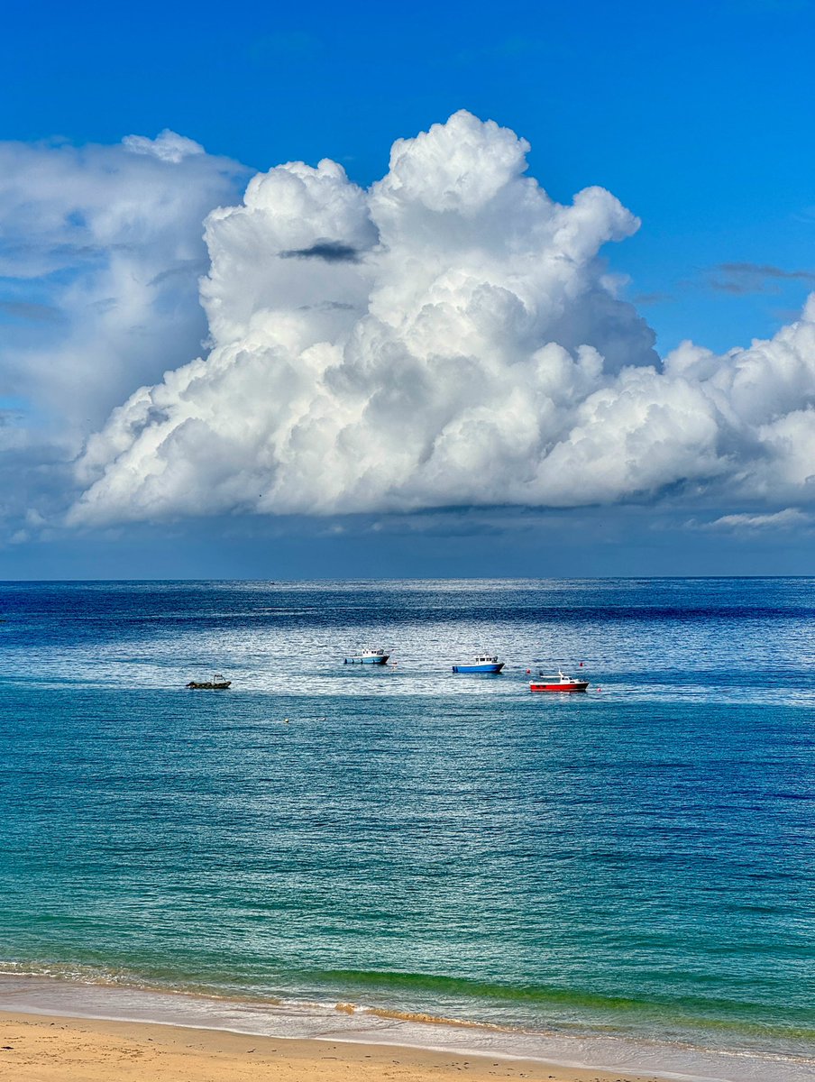 Calm.
#cornwall #kernow #lovecornwall #uk #explorecornwall #cornishcoast #sea #ocean #visitcornwall #stives #stivescornwall #sky #marine #cloud #lighthouse #pier  #cloudporn #cloudformation #harbour #beach #reflection #ocean #boat #fishing #porthminsterbeach @beauty_cornwall