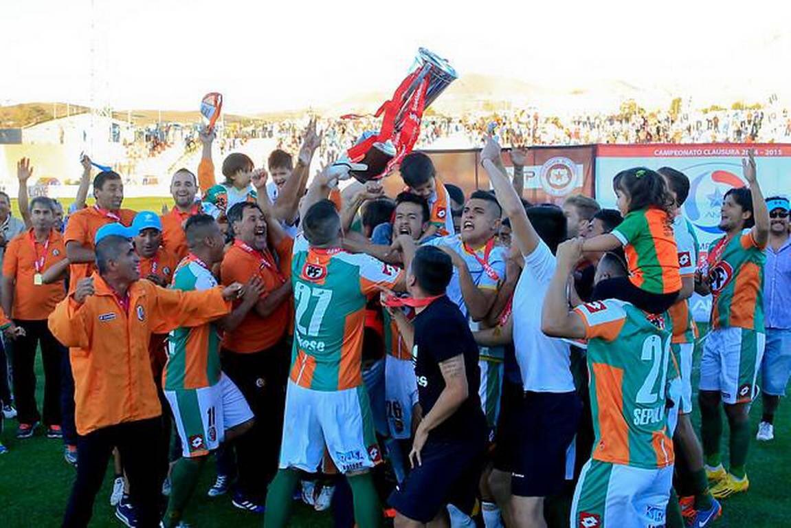 🏆🇨🇱 | Se cumplen 9 años de una de las mayores proezas del fútbol chileno, Cobresal campeón de Primera División tras vencer [3-2] a Barnechea. En medio del desierto el cuadro albinaranja dio batalla hasta el final y paso a la historia. 🟠🟢.