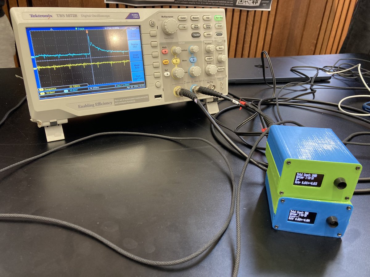 .@KCL_Physics 3rd-yr project poster presentation is a battlefield for every research group to show off how they are great. Challenge accepted! Our students took #cosmicWatch to an airplane, underground, etc, to characterize cosmic ray and detectors, also live demonstration 😎