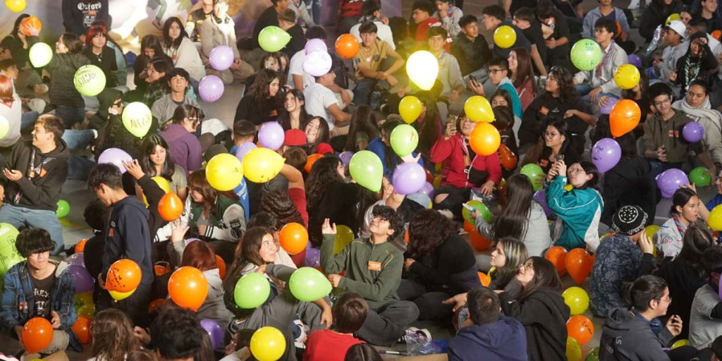 The Salesian Youth Movement of Santiago, Chile celebrated a milestone: 50 yrs of hope & opportunities for youth in need. The theme of the festivities was “a dream that has changed your story and mine,” which was fitting as they have helped make so many dreams come true! 🎈🎈😊