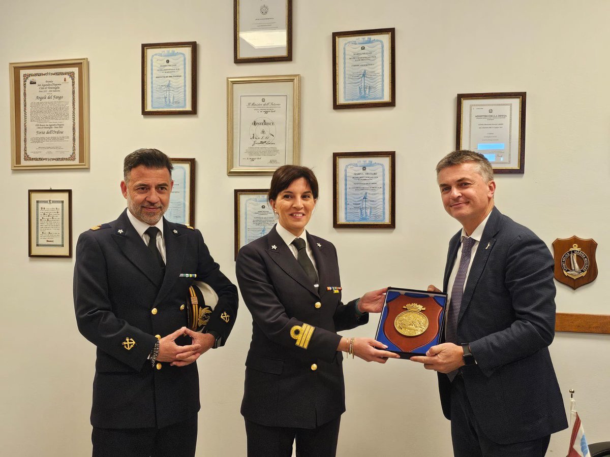 Inaugurato oggi a Ventimiglia il servizio del nuovo battello pneumatico GC B 173 della #GuardiaCostiera alla presenza del Vice Ministro delle Infrastrutture e dei Trasporti On. Edoardo Rixi e delle massime autorità religiose civili e militari
#AlServizioDegliAltri