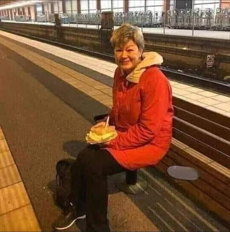 Uzaktan_Gelen__'s tweet photo. Bu kadının adı Eloa Yohanson. Bu kadın, evine gitmek için treni bekliyor ve elinde bir sandviç.

İşine gitmiş, çalışmış, evine gidiyor. Her kadın gibi, her vatandaş gibi.

Sadece belirtmek isterim ki, bu kadın İsveç çalışma bakanı. https://t.co/HXpvj5AuwF