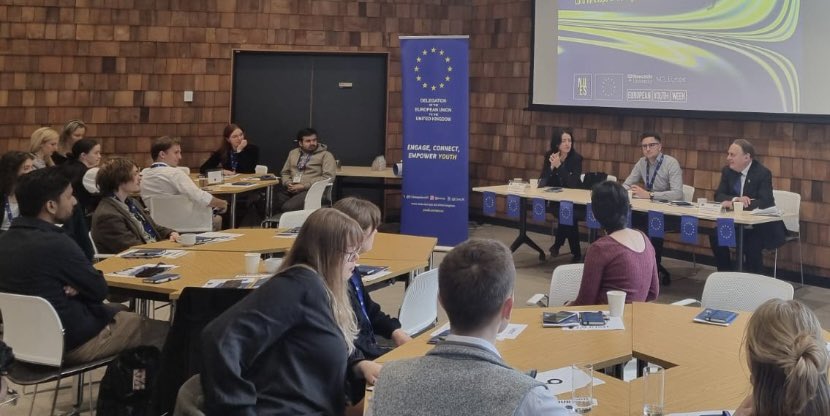 Youth voices will shape the future in powerful ways. 👉Deputy EU Ambassador @nicolemannion4 together with @LordKirkhope had a thought-provoking discussion with students @UniofNewcastle about their ideas and dreams for the future👩‍🎓👨‍🎓 #EuropeanYouthWeek