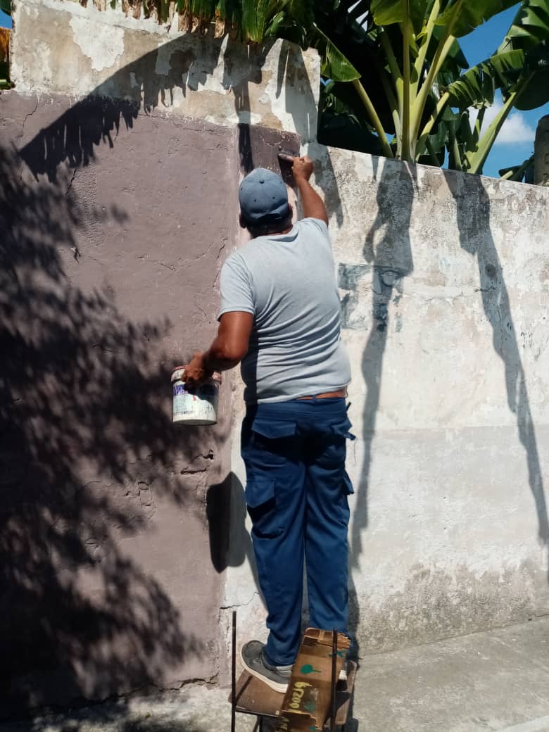 Para apoyar la #SoberaniaAlimentaria, nuestros docentes y padres crean el huerto vertical para la siembra de plantas aromáticas.
#PalmaSoriano
#DGEPalmaSoriano
#IlsyCabrera
#yohankagarcia