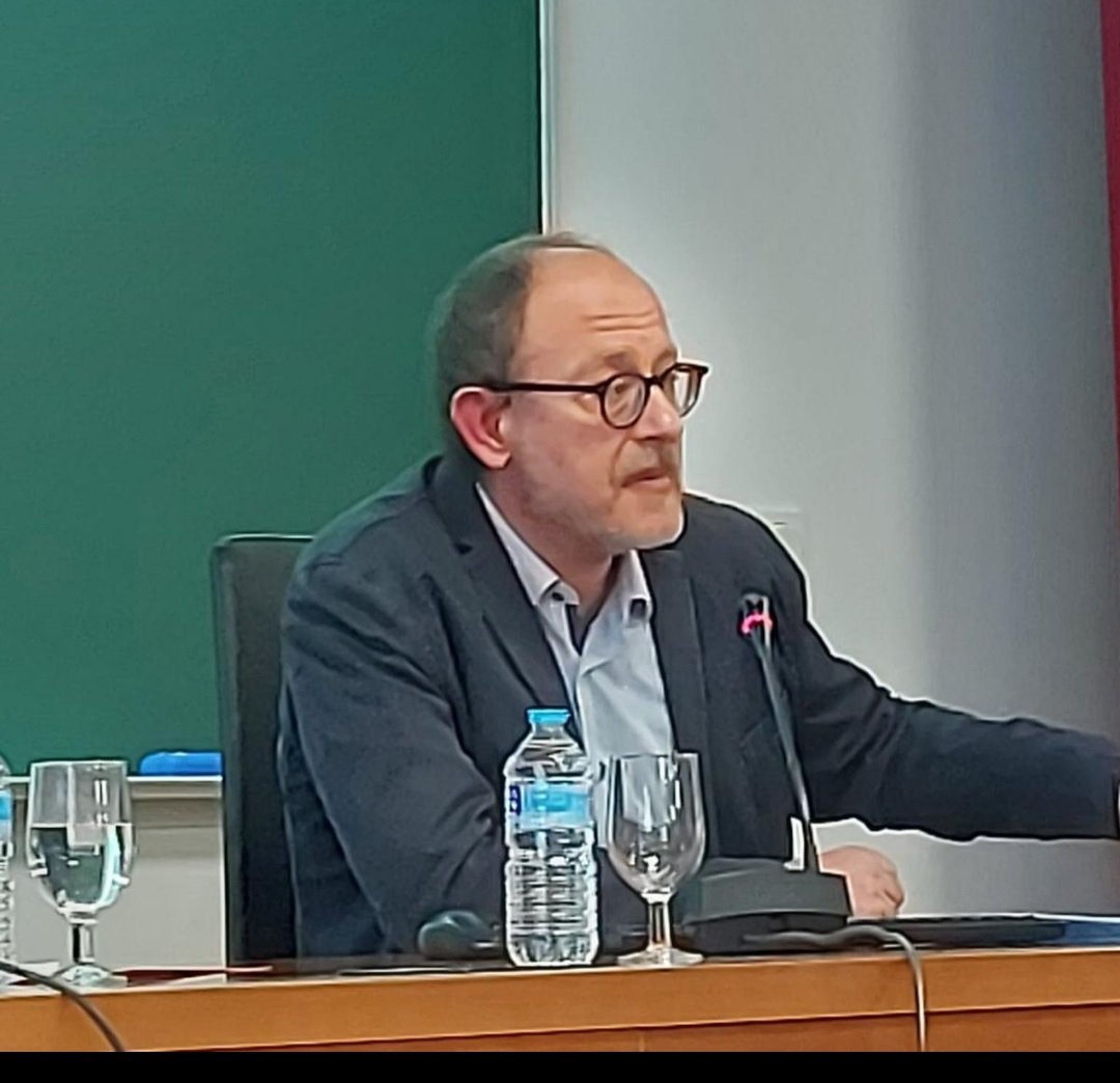Conferencia de Doctorado en @Derecho_US a cargo del Prof. Dr. Gianluca  Famiglietti (Prof. de Derecho Constitucional de la Universidad de Pisa),  sobre \, image size:1080x1044
