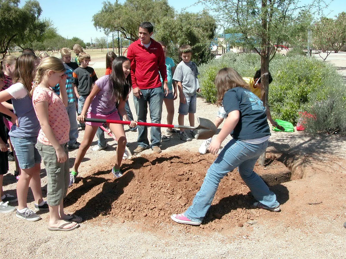 Mesa is partnering with @mpsaz to share the many benefits of trees with students! As a #FundingUrbanForestry partner, we proudly join @forestservice to increase our tree canopy and build a skilled workforce to expand our #UrbanForests with #InflationReductionAct funds.