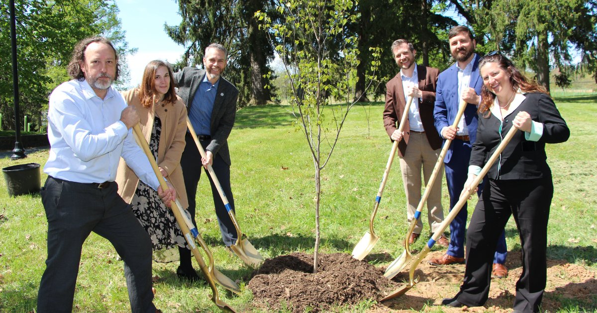#ICYMI Springfield Hospital Center celebrated the final phase of the campus reforestation w/ 17K+ more trees planted. The trees “improve our physical & mental health by reducing stress and promoting healing,” said Alyssa Lord, Deputy Secretary for @MDH_BHA. #ArborDay