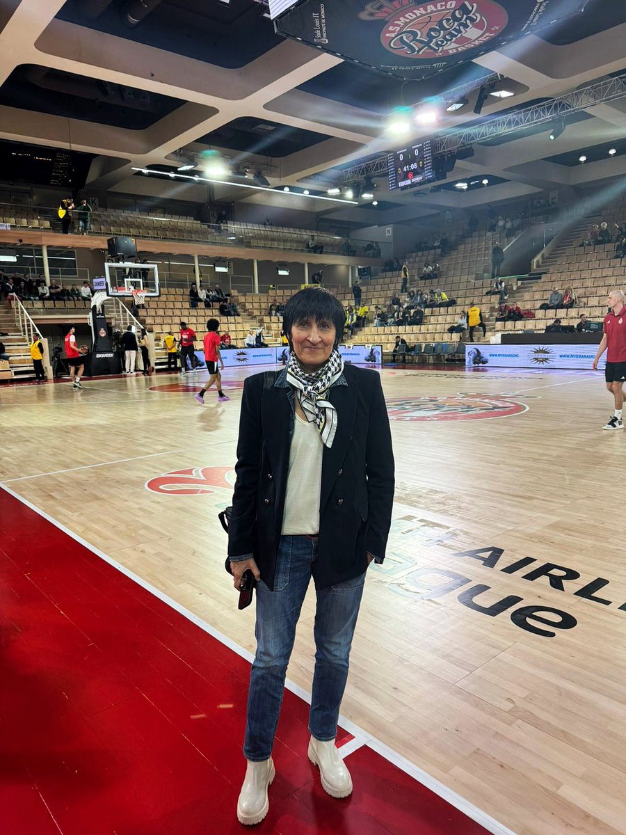 Başantrenörümüz Valérie Garnier, AS Monaco ile karşılaşacak Fenerbahçe Beko Erkek Basketbol Takımımızı desteklemek üzere Salle Gaston Medecin’de! 💛💙