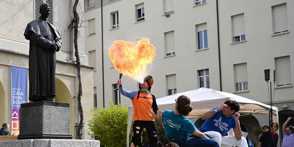 On April 7 hundreds of young people gathered at Valdocco in Turin, Italy for a #Salesian Youth Movement Day. Theme: Impossible Things—Thief of Souls. They saw “impossible things” including fire-eating acts. Take-away: all things can be possible. 😇✝🙏 #nothingisimpossible