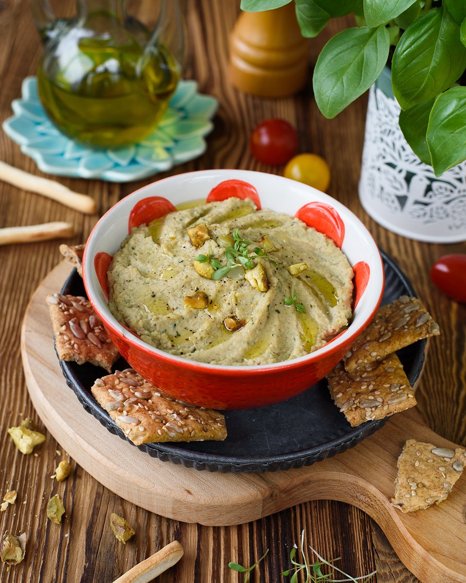 Presque l'heure de l'apéro 😅 Ma proposition pour débuter le week-end : un houmous de pois cassés à la pistache. C'est facile à faire et cette tartinade aux légumineuses est vraiment délicieuse. 
La recette : turbigo-gourmandises.fr/houmous-pois-c…