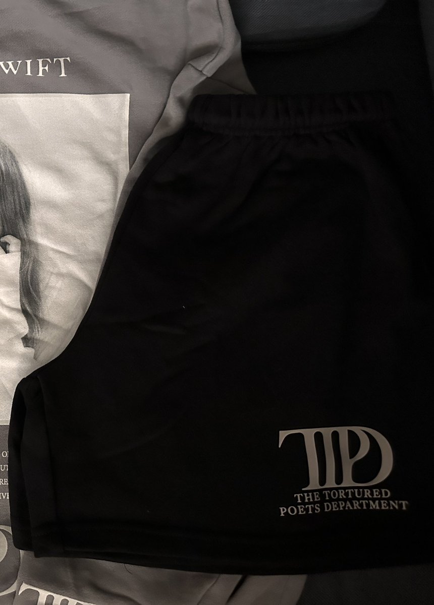 hi lovelies!!! 🤍 in honor of one week since TTPD release, i’m doing a giveaway for this pair of TTPD shorts! size XL to enter: ☐ must be 18+ ☐ follow me (ifb) ☐ retweet this post ☐ comment your fav song from ttpd 🫶 giveaway ends May 1st good luck :)