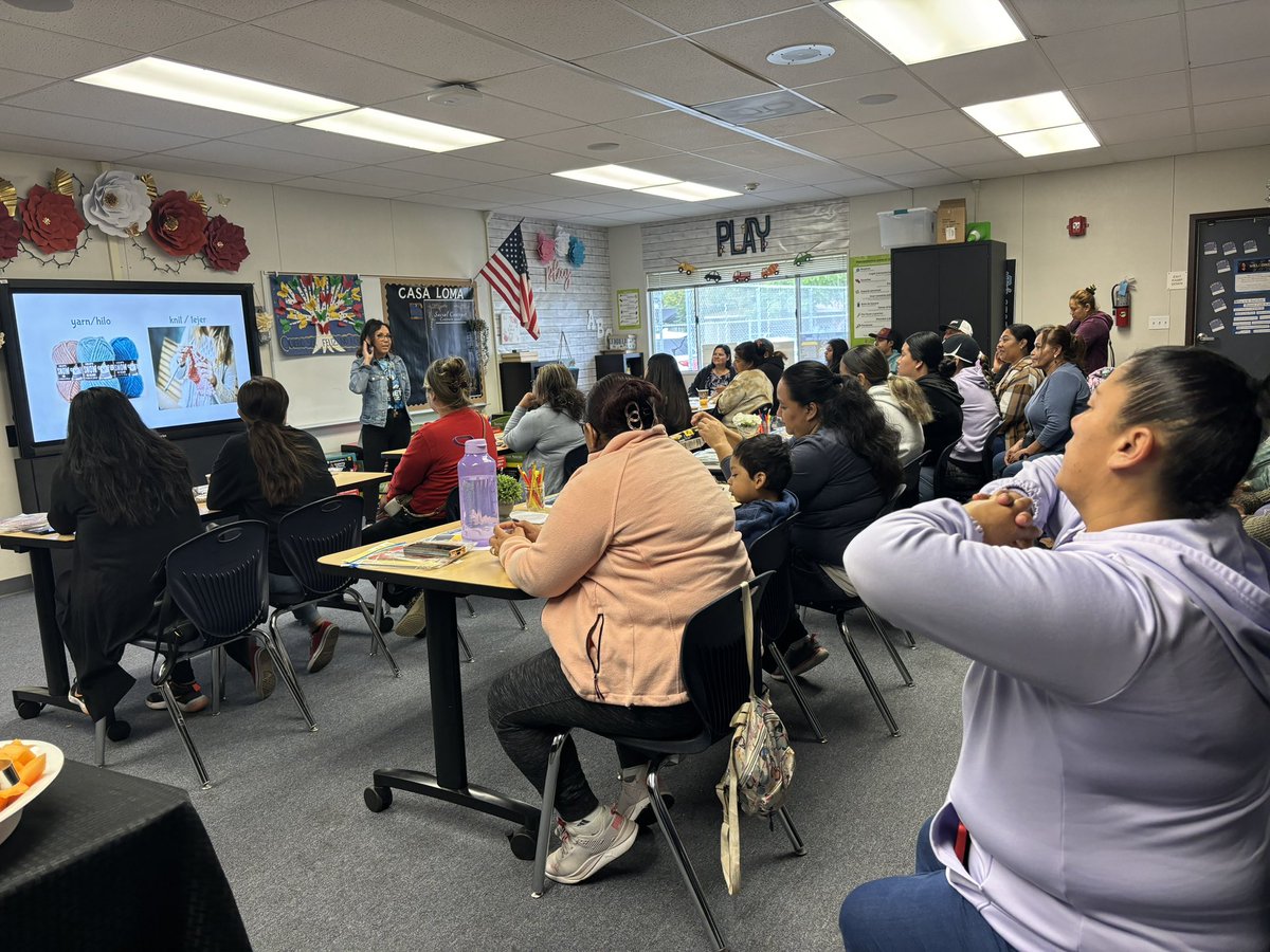 First grade teacher, Mrs. Ramos  @Malebramos, working with our EL parents on a read aloud lesson and teaching parents reading strategies they can share with Comets at home! #teamCasaLa #teamBCSD