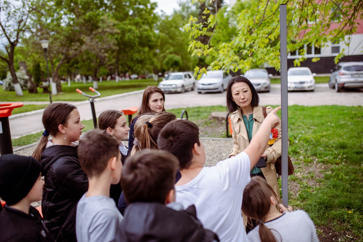 Social cohesion is the glue that keeps the community together in good & bad times. In Ungheni, with @UNhumansecurity & @MofaJapan_en, we refurbished 10 playgrounds & increased the energy efficiency of the health centre in Cornești. This infrastructure benefits locals &🇺🇦refugees.