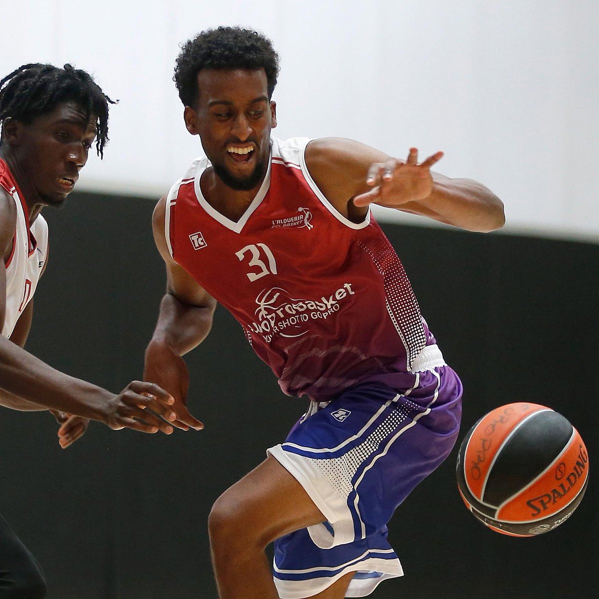 EdmondsHoops's tweet photo. Just found out former player Kiwi Araia signed a contract to play for Culleredo (Spain) in the EBA!
Kiwi was a part of our 2014-15 North Region Championship team and had an overall record of 46-15 in his two seasons with the Tritons. #protritons #tritonpride https://t.co/PcVt6NkeHL