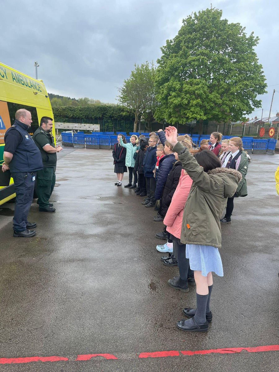 Today we’ve taught approx 200 children at a local school how to be #999Wise📲, what to do in an #emergency🚨, the role of the #AmbulanceService🚑, & how to do #CPR!❤️ Been a great day. A big thank you to Colin from the King’s Mill CFR team for joining me. @EMASNHSTrust #Paramedic