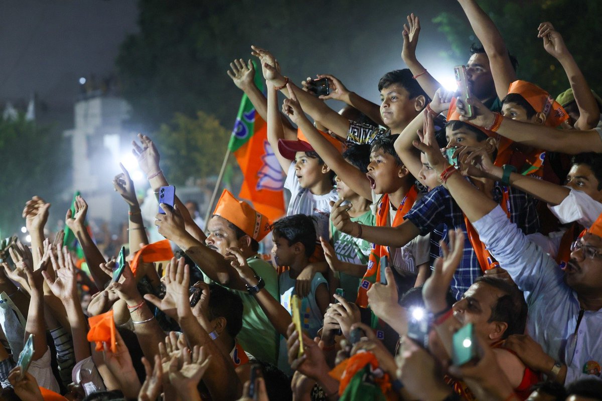 narendramodi's tweet image. बरेली के अपने परिवारजनों के उत्साह से अभिभूत हूं! आज यहां के रोड शो में समाज के हर वर्ग ने बढ़-चढ़कर भागीदारी की। बरेली की माताओं और बहनों का मैं विशेष रूप से आभार जताना चाहता हूं, जिन्होंने रिकॉर्ड संख्या में आकर मुझे आशीर्वाद दिया। इन चुनावों में भाजपा को जिताने के लिए खुद…