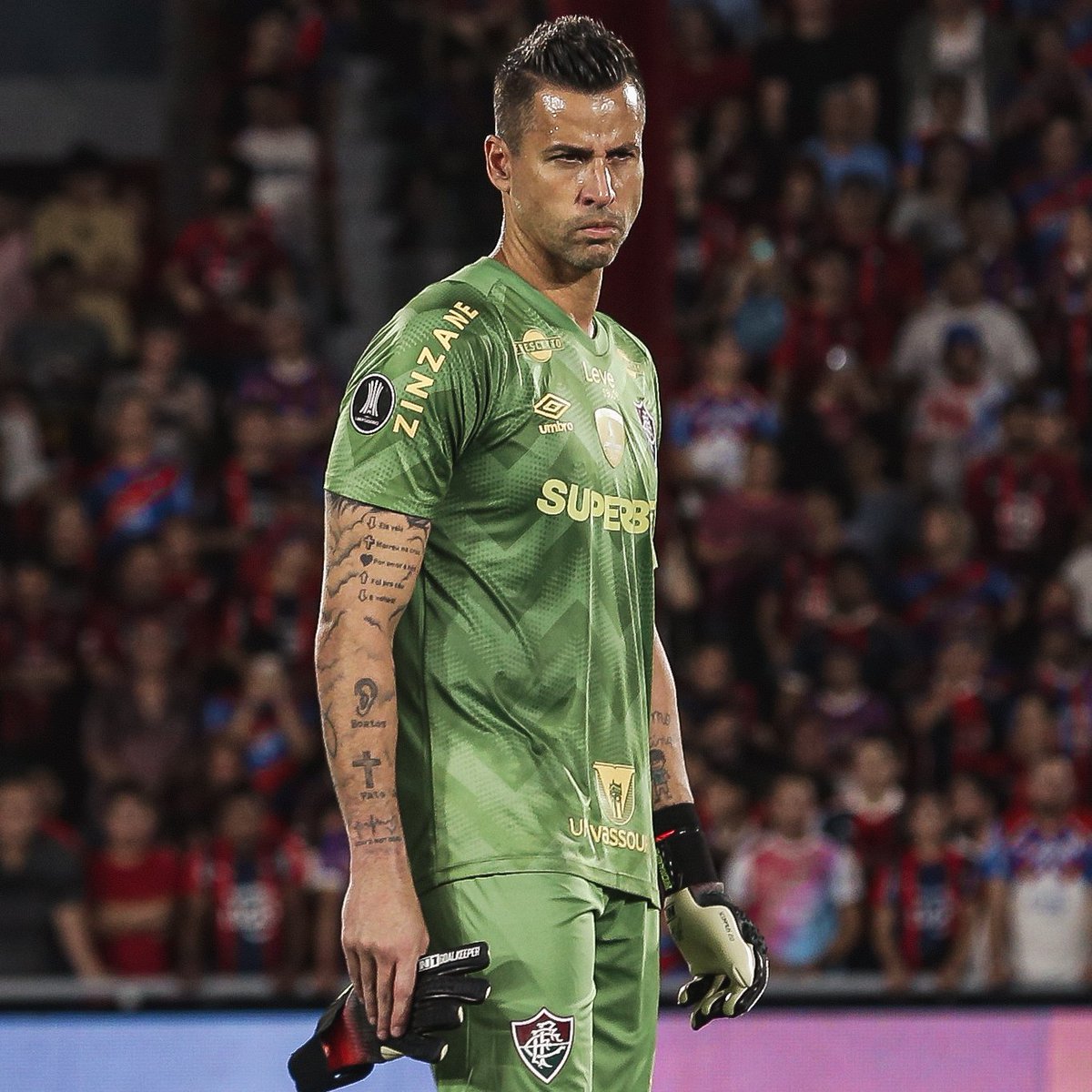 🔎 Fábio (43 anos) é o goleiro com mais defesas e defesas difíceis nas últimas duas edições da Libertadores. 🍷🍷 ⚔️ 16 jogos 🚫 14 gols sofridos (!) 👐 48 defesas (!) 🙌 14 defesas difíceis (!) 📊 77% bolas defendidas (!) ✅ 81% acerto no passe (!) 💯 Nota Sofascore 7.11