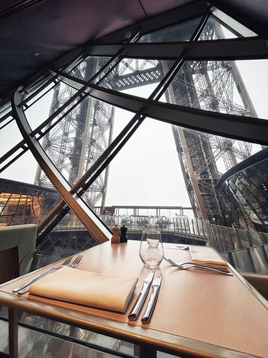 🇫🇷 Une vue hors du commun et un délicieux dîner ? RDV chez @MadameBrasserie, au 1er étage, pour en profiter ! 🌐An extraordinary view and a delicious dinner ? Come to #MadameBrasserie, on the 1st floor, to enjoy a night like no other ! 👉restaurants-toureiffel.com/fr/madame-bras…