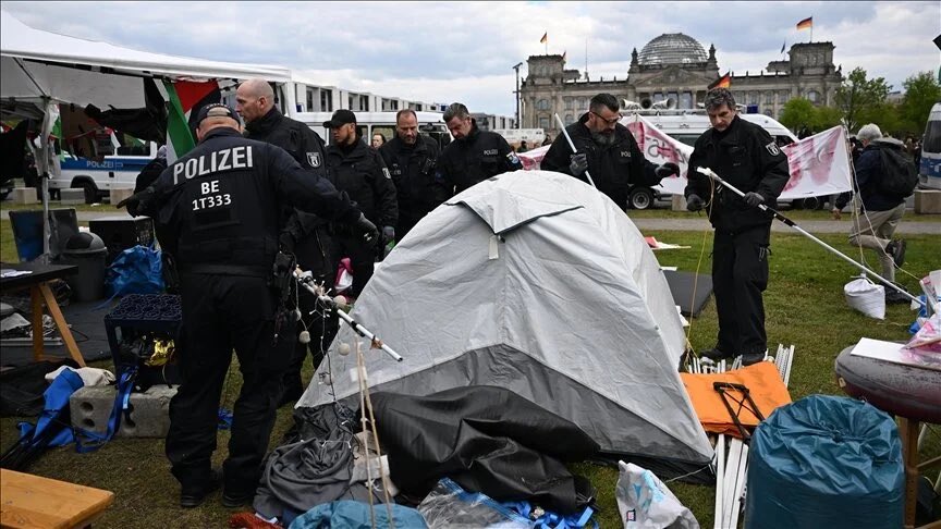 Almanya'nın başkenti Berlin'de polis, Filistin destekçilerinin oluşturduğu 'Gazze'ye destek' kampını yasaklayarak tahliye etti. (Anadolu Ajansı)