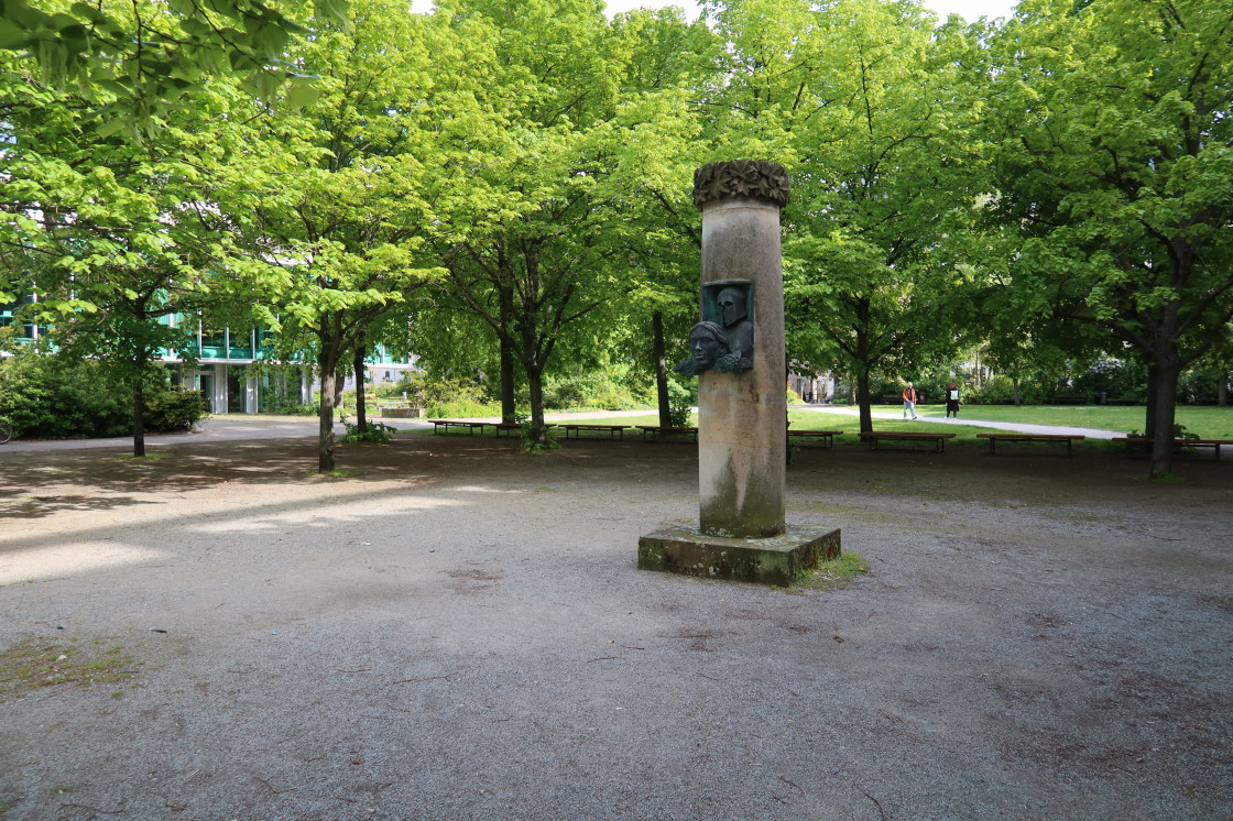 Im Agnes-Sorma-Park (ggü. dem Deutschen Theater und den Kammerspielen) steht diese Skulptur. Vermutlich Ehrung für Max Reinhard.