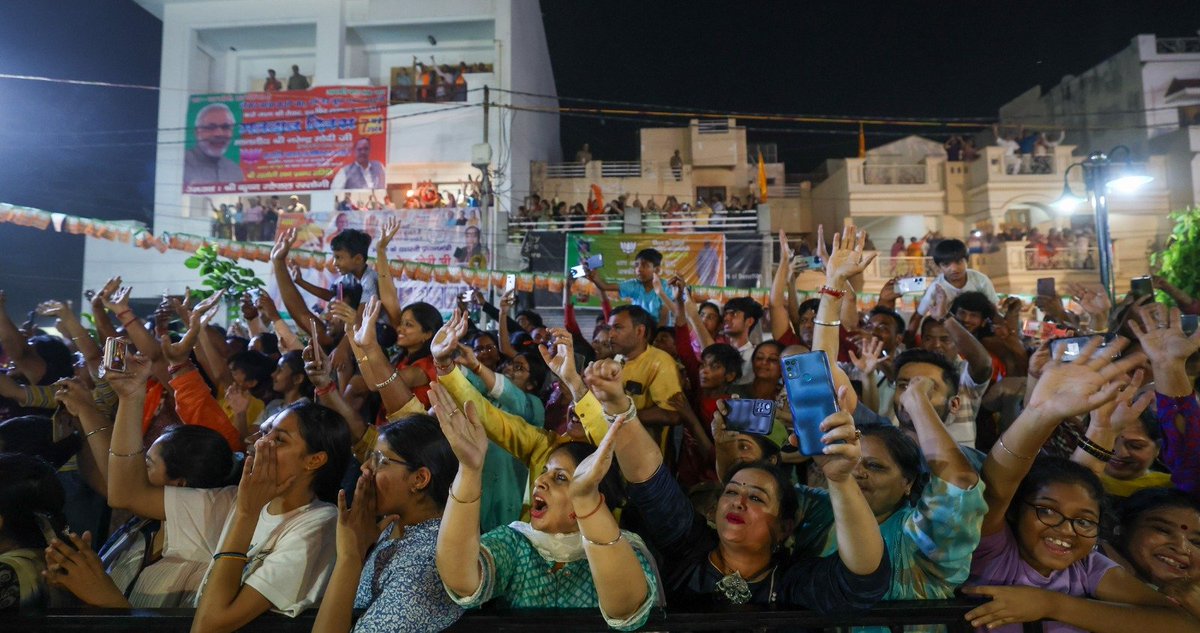 narendramodi's tweet image. बरेली के अपने परिवारजनों के उत्साह से अभिभूत हूं! आज यहां के रोड शो में समाज के हर वर्ग ने बढ़-चढ़कर भागीदारी की। बरेली की माताओं और बहनों का मैं विशेष रूप से आभार जताना चाहता हूं, जिन्होंने रिकॉर्ड संख्या में आकर मुझे आशीर्वाद दिया। इन चुनावों में भाजपा को जिताने के लिए खुद…