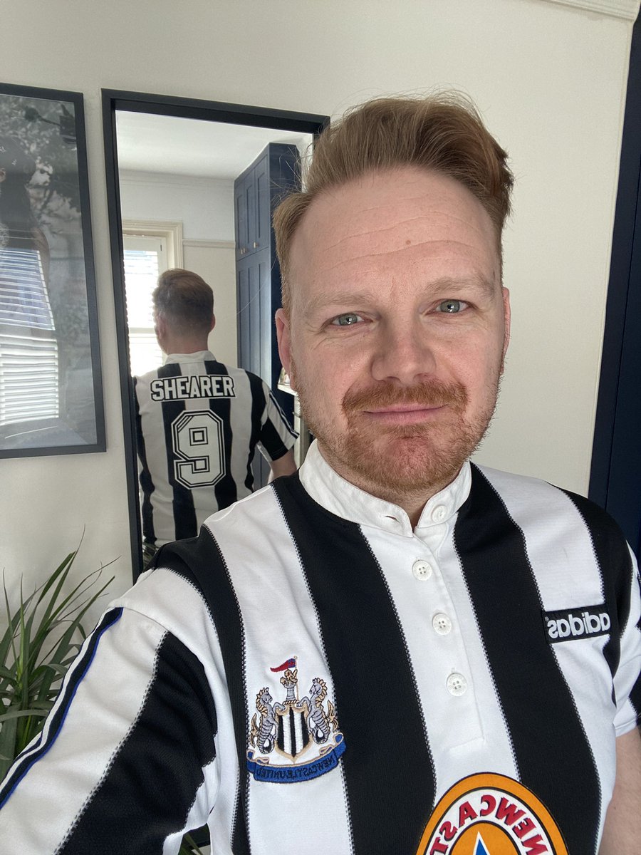 Happy #FootballShirtFriday 🖤🤍 🙋‍♂️ Wear a lush football shirt and donate to the @BobbyMooreFund & @CR_UK 👇 fundraise.cancerresearchuk.org/page/kit-commu…