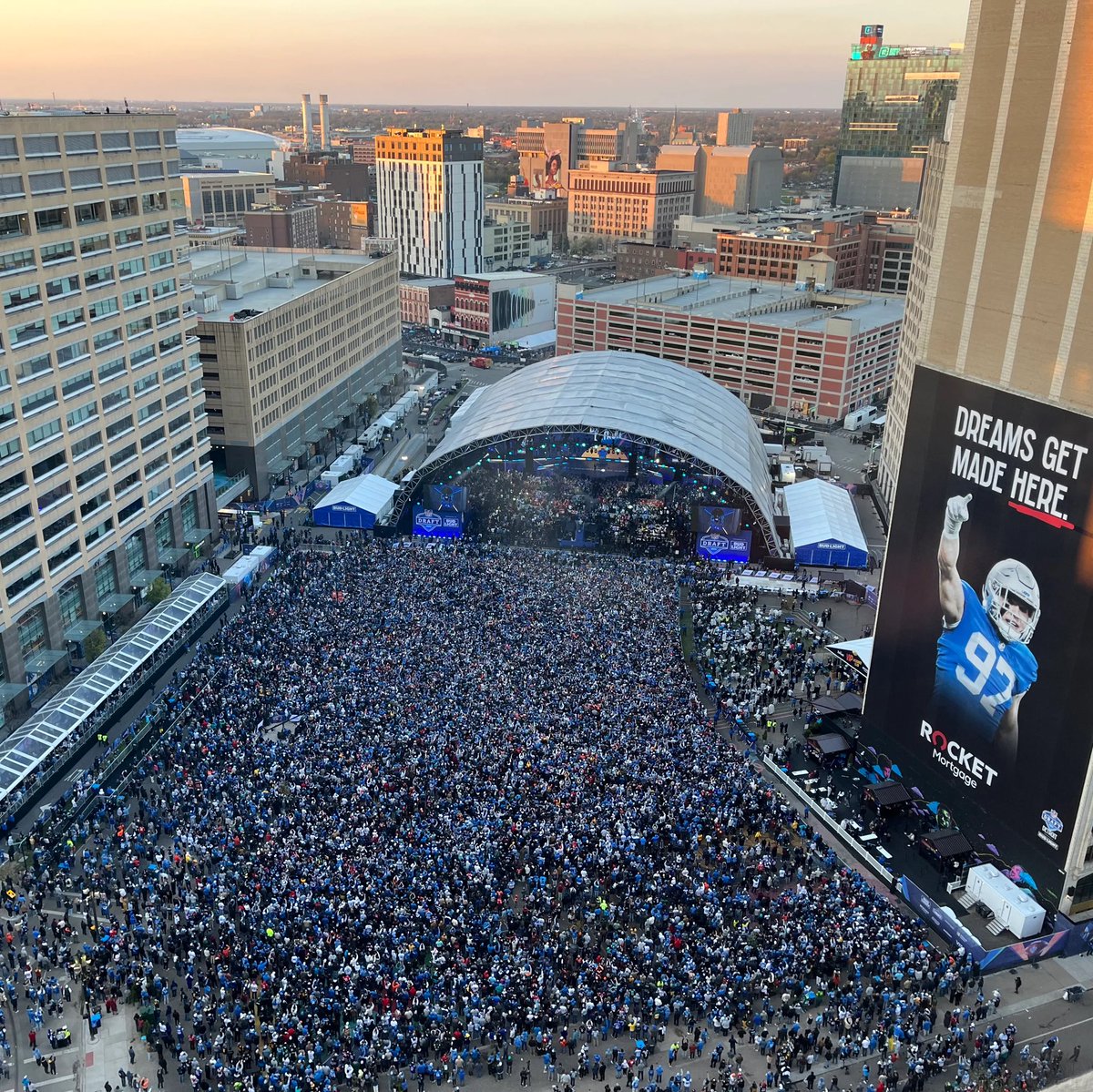 275,000 in attendance for @NFLDraft incl 10 million viewers! Would that many show up to listen to Jesus speak of forgiveness, humility and dying to self? 🤔 “As Jesus stood beside Lake Galilee, a crowd of people pushed to get closer to him and to hear the teachings of God.”…