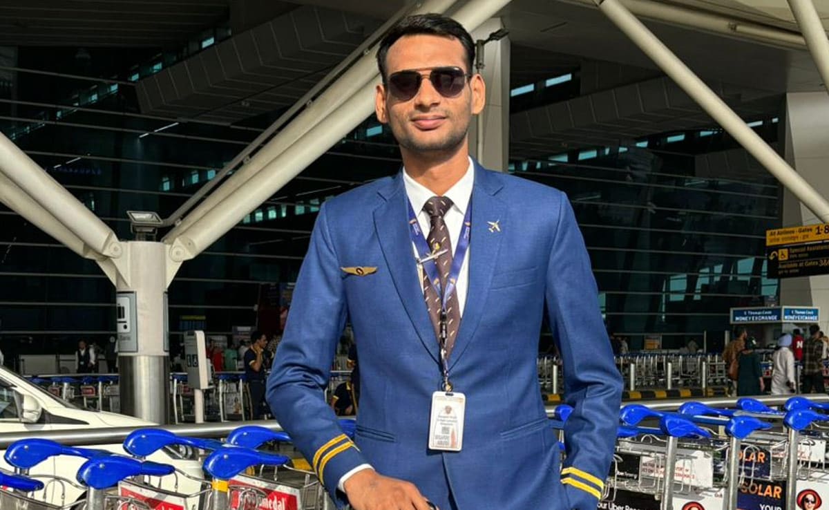 UP man caught in IGI Airport posing as Singapore Airlines Pilot. So glad he got caught. 🙏🙏HC Wong
#SingaporeAirlines #DelhiAirport #CISF
(📷:@ndtv)
