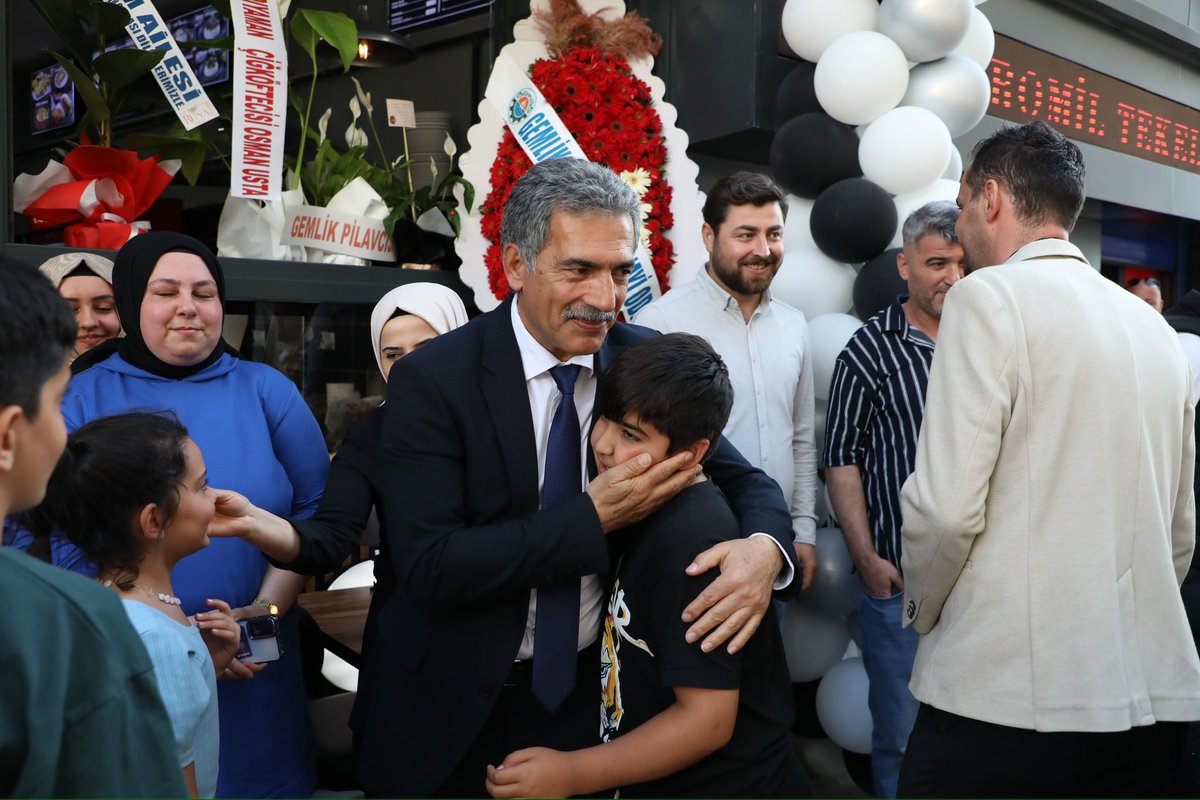 Tarihi Tophane Kavurmacısı’nın açılışına katıldık. İşletmenin hem sahiplerine hem de Gemlik’imize hayırlı uğurlu olmasını temenni ediyorum.