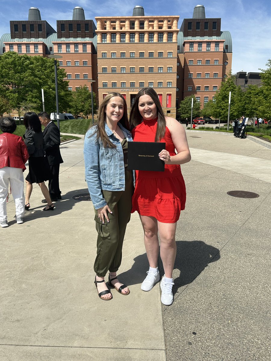 Her brain knows so many things 🧠👩🏻‍🎓 #GoBearcats