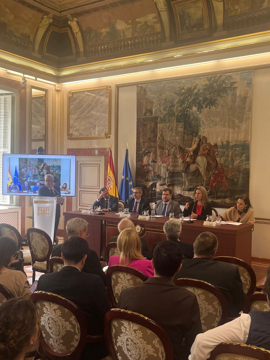 Muchas gracias @JosepBorrellF @FedericaMog @FernandoSMEU @_ignaciomolina @PauLamGon @polmorillas por participar y al @cepcgob por acoger el evento que he coorganizado sobre mi proyecto de @EUDiploAcademy , desde ayer ya nueva realidad institucional en la UE.