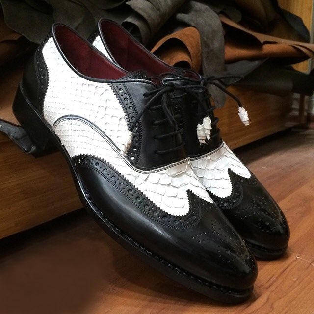 Paul Parkman Men's Custom-Made Black & White Python Skin Wingtip Oxford Shoes

Website: paulparkman.com

#paulparkman #oxfordshoes #patinashoes #handmadeshoes #bespokeshoes #Luxuryshoes #mensshoes #goodyearwelted #menstyle