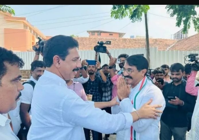 मैं इस तस्वीर को प्यार करता हुँ।  क्यों?  एक कांग्रेस से चुनाव लड़ रहा है और दूसरा एक व्यक्ति मौजूदा सांसद है लेकिन उसे टिकट नहीं मिला है।  लेकिन हमें इस व्यक्तिगत से यह सीखने की ज़रूरत है कि बिना किसी राजनीतिक प्रतिशोध के एक-दूसरे का सम्मान कैसे किया जाए।