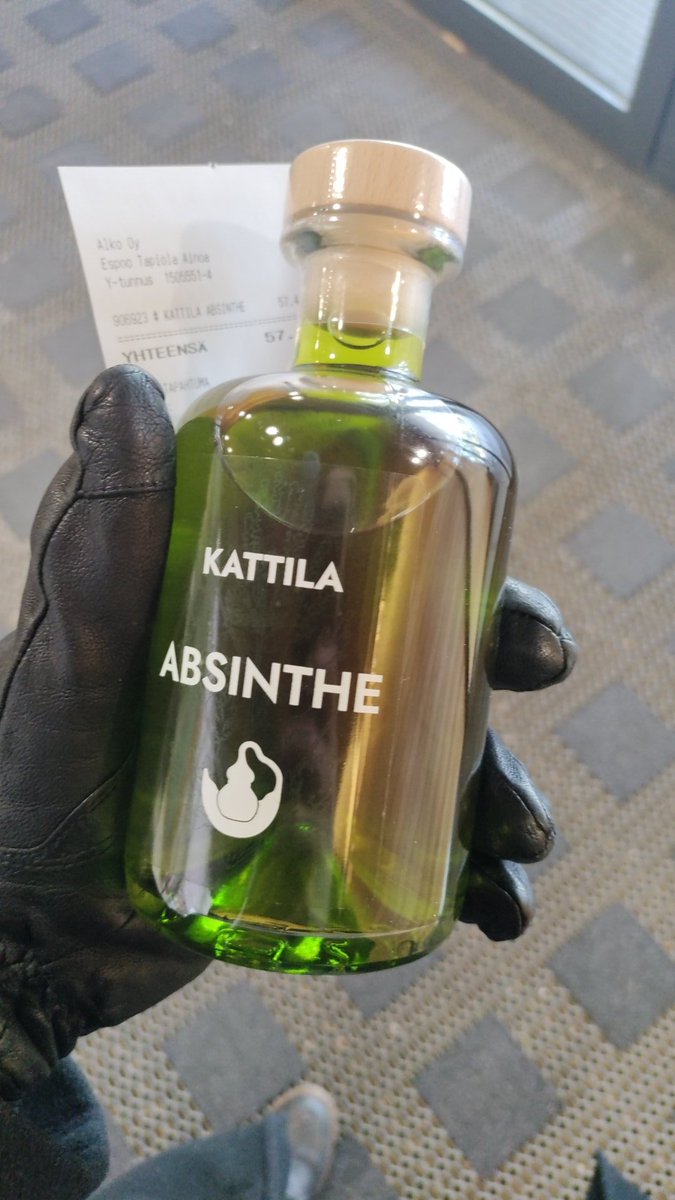 Tehtiin silleen tymästi kaverin kanssa että perustettiin tislaamo.

Neljä kuukautta lupien pyörittelyä, mutta tänään saatiin tuote kauppojen hyllyille ja markkinoille. Hyvin yleissivistävää nähdä sisältäpäin miten homma toimii.