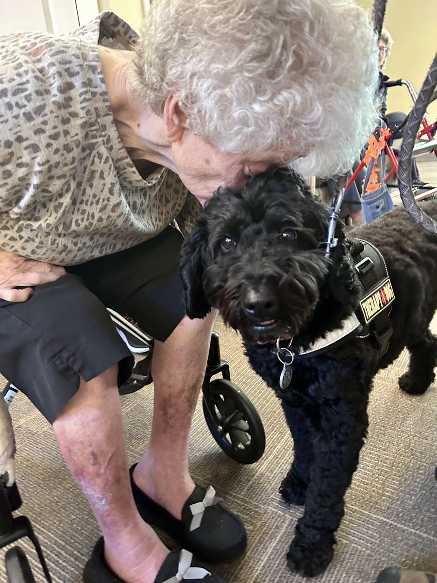Bopper91's tweet image. This is a precious picture of a lady in the care center giving Sydney a kiss. This is the fourth time we have been to this care center and they love Sydney.  It is heartwarming to watch all the interactions. All Sydney’s training was worth it. Fun time for everyone.