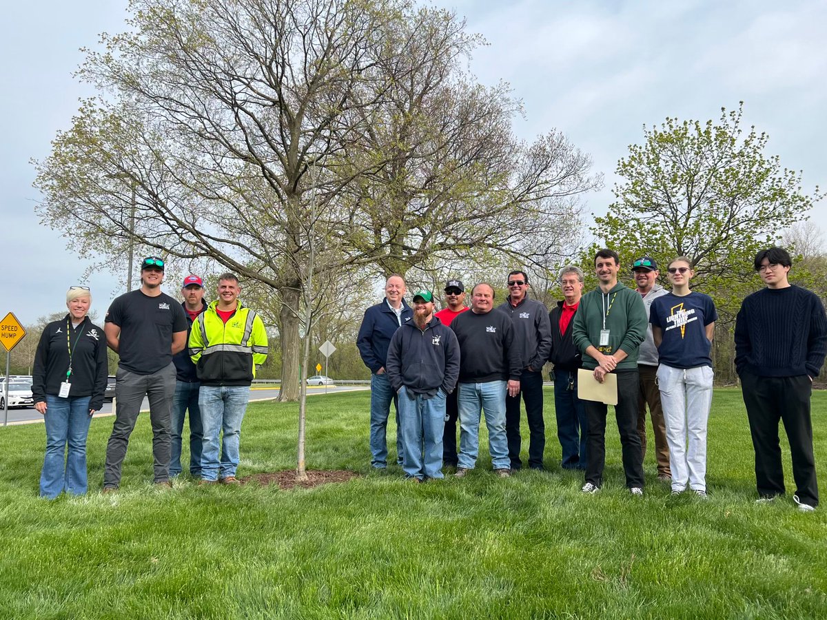 .@ElkGrove_HS and @EGVBusinessPark celebrated Arbor Day by planting a new oak tree on school grounds! Members of EGHS’s Earth Guardians Club read the dedication at the ceremony.