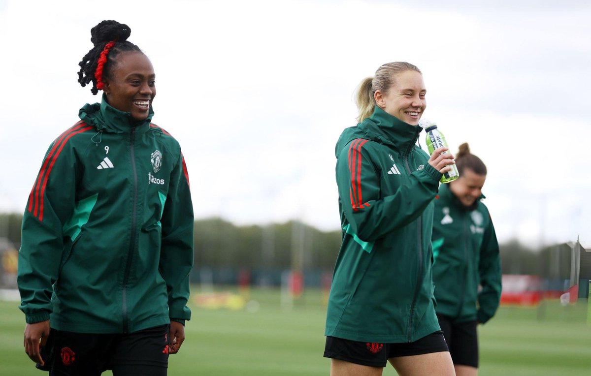 Just a couple of ballers🔥 Sorry @OLfeminin you aren't allowed to have Melvine Malard back😂 #MUWomen