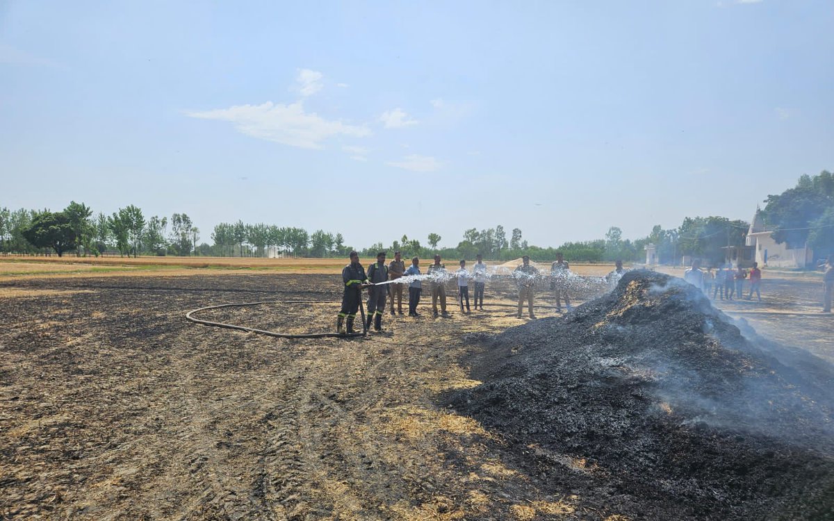 saharanpurfire's tweet photo. दिनांक 26.04.2024 को ग्राम बाढ़ी माजरा थाना गंगोह में गेहूं के खेत में लगी आग को फायर सर्विस यूनिट द्वारा पूर्णतया बुझाया गया।@fireserviceup https://t.co/6CSCURVNSL
