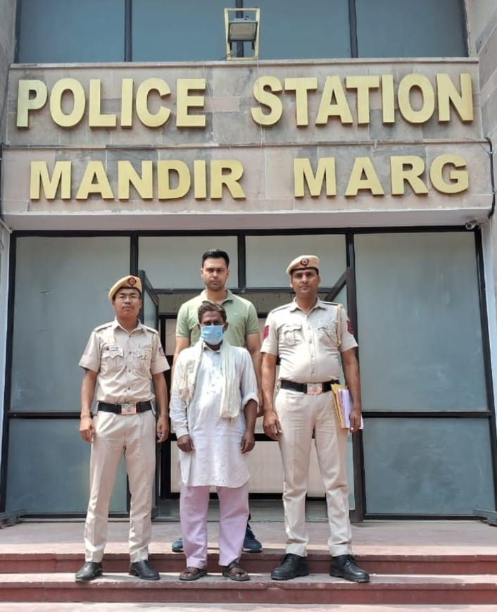 PS Mandir Marg nabs absconding accused Ashlam after 6 years!

Special team tracked the accused using technical & local intelligence, leading to his arrest in Rampur, UP. 

Great work by the team!!

#DelhiPoliceUpdates