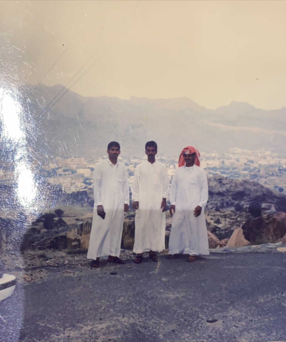 صورة من الزمن الجميل ، قبل ٣٢ عام جمعتني بالأخ/ ناصر بن عبدالله الشهراني والأخ/ محمد سعيد العمري في محافظة تنومه ، الحمد لله على كل حال ..