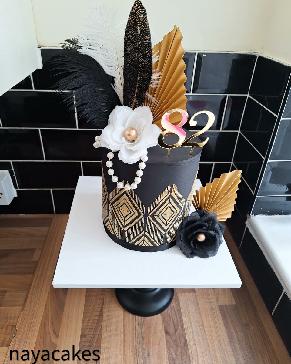 Hello fam 👋. We have this beautiful gatsby cake to bless your timeline with.  One word = Beautiful. #gatsbycake #gatsbyparty #deliciouscake #liverpoolcakes ##instacake #cakesinliverpool #cakeinspiration #cakeart #stunning.