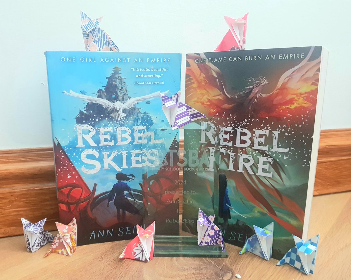 Many thanks again to everyone who helped organize and participate in @TSBA_UK and esp. @LatymerUpper for hosting! It's always heartening to meet such enthusiastic readers. My origami fox army and I will treasure this award.