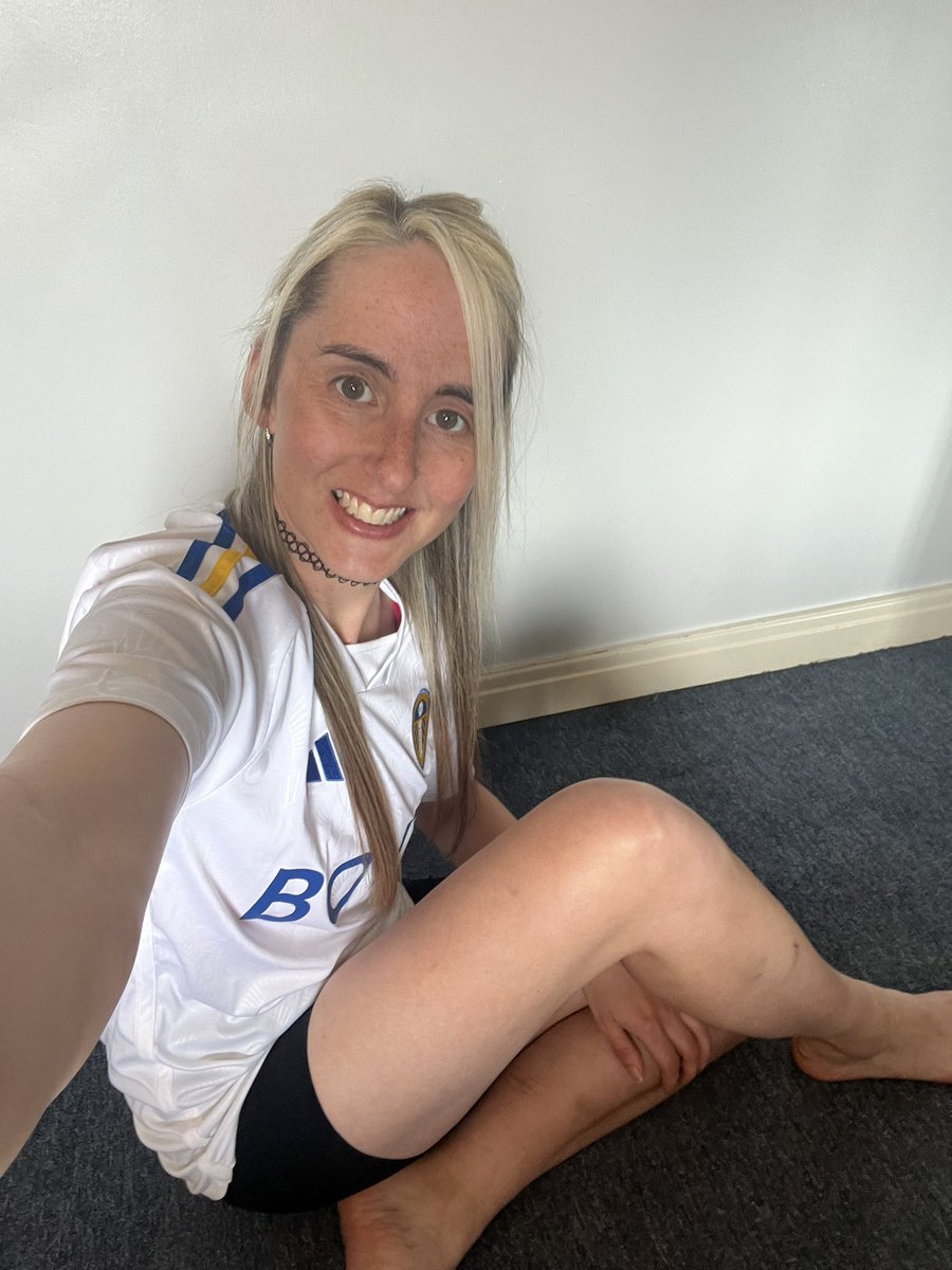 Gone for white shirt tonight, come on Leeds into them from the off. Get us the 3 point. Then I can go to bed happy with my Georgi let’s goooo! fix 🤪🤍💙💛 #LUFC #ALAW #MOT #nofilter